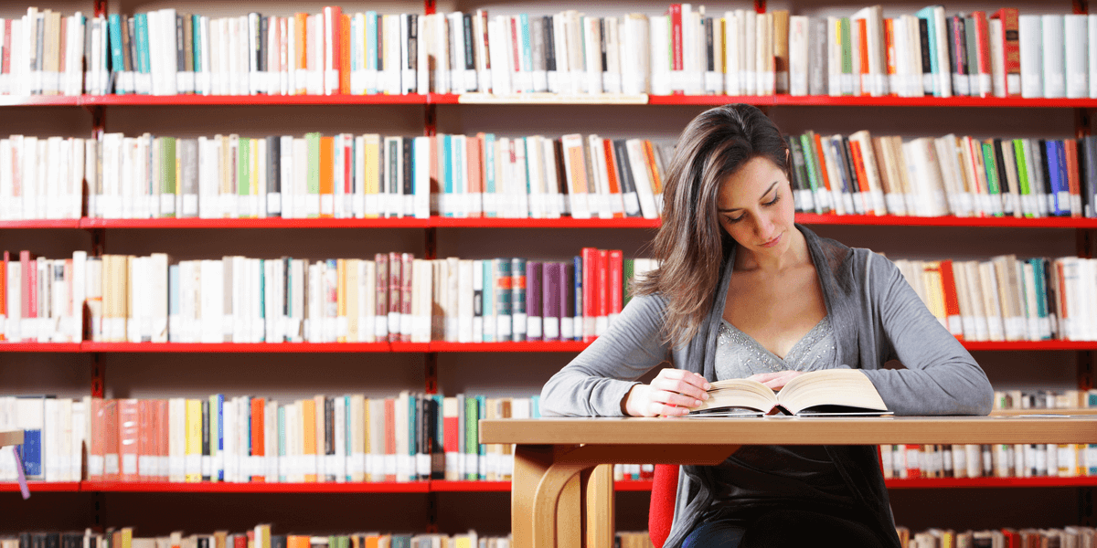 Studentin, die in der Bibliothek studiert