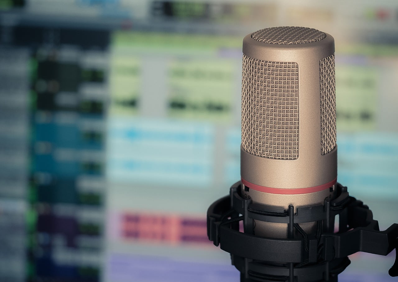 Mikrofon auf Computer-Hintergrund